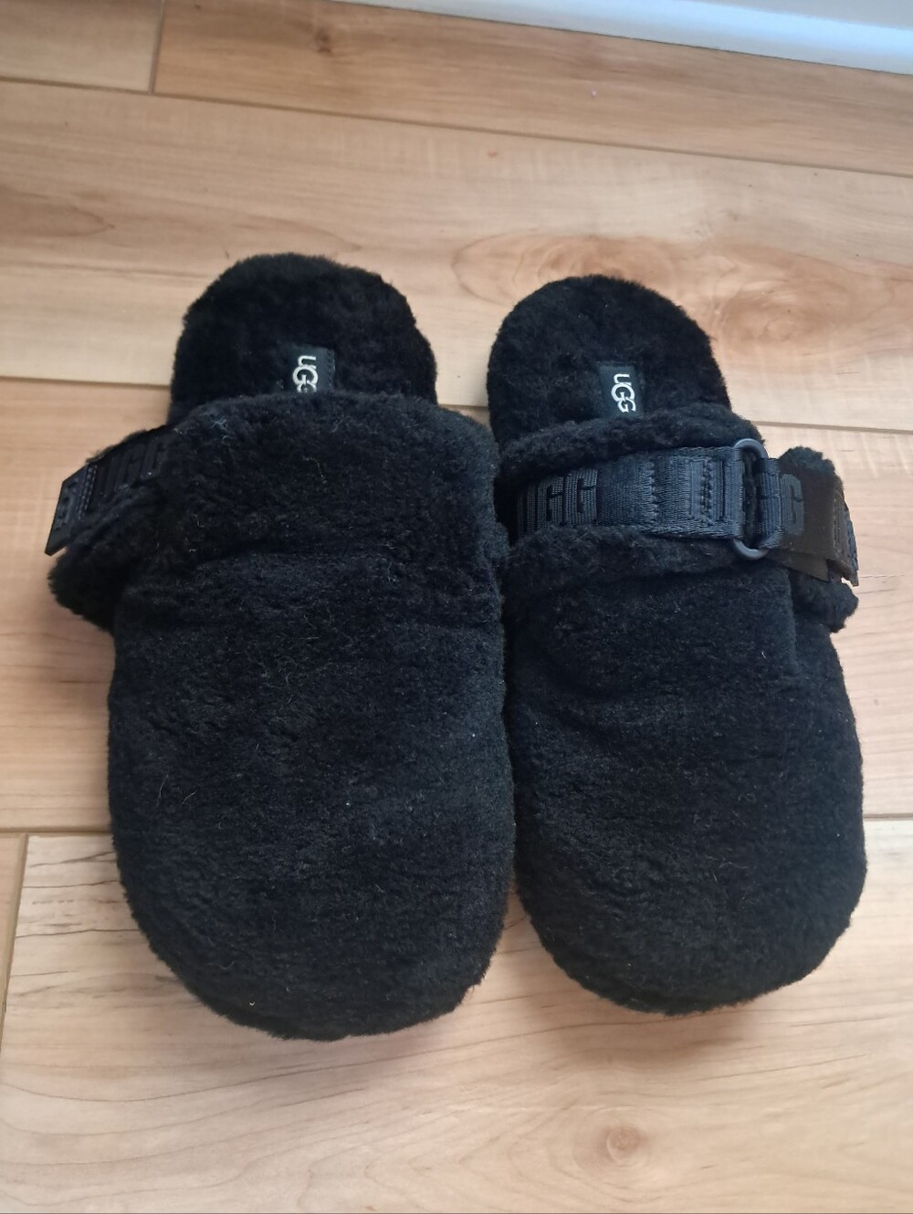 UGG Slippers Women's 8 Black Sherpa Adjustable Strap Fluff It Cozy Winter Fluffy